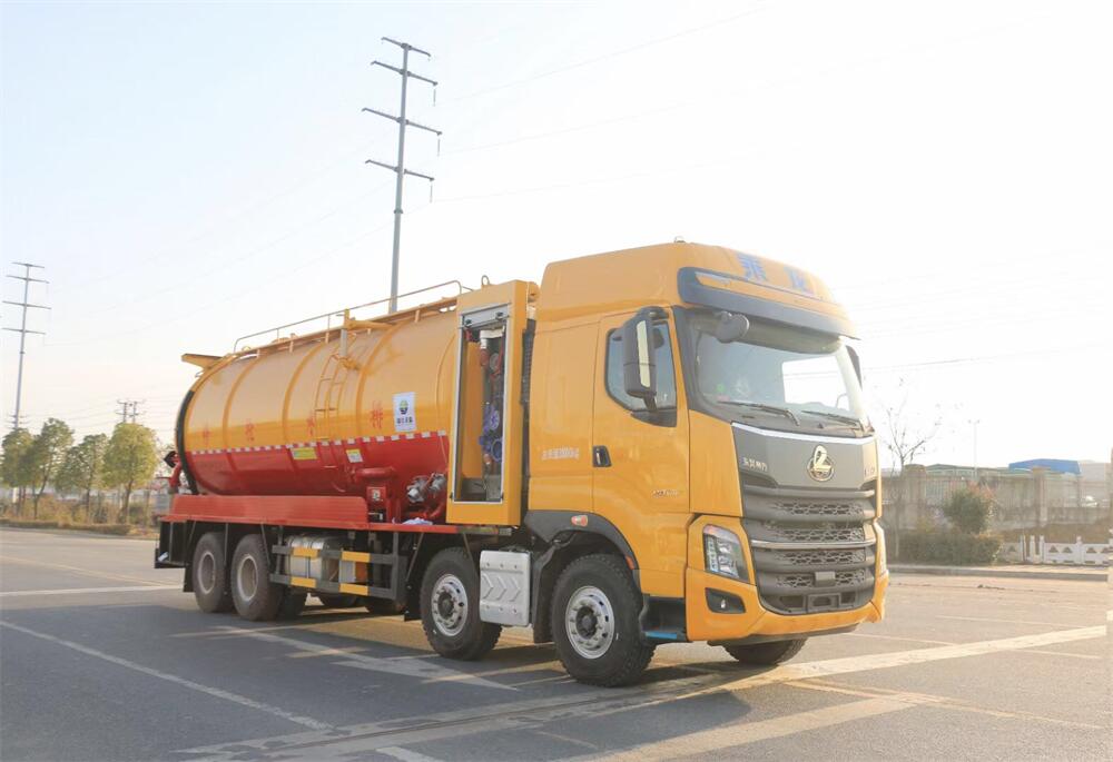 30方清洗吸污車-柳汽30方清洗吸污兩用車-帶副發動機 圓罐